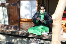 1人で餅を食べるタクヤ。