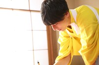 書き初めをするユースケ。