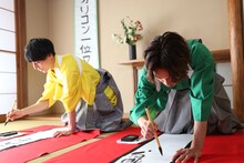 書き初めをするユースケとタクヤ。