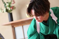 書き初めをするタクヤ。