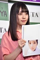 お気に入りのカットを見せる与田祐希。