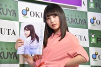 カメラマンに再度「35億！」をリクエストされた与田祐希。