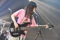 しばたありぼぼ（B, Vo）（Photo by Azusa Takada）