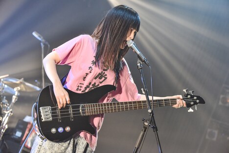 しばたありぼぼ（B, Vo）（Photo by Azusa Takada）