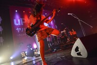 しばたありぼぼ（B, Vo）（Photo by Azusa Takada）