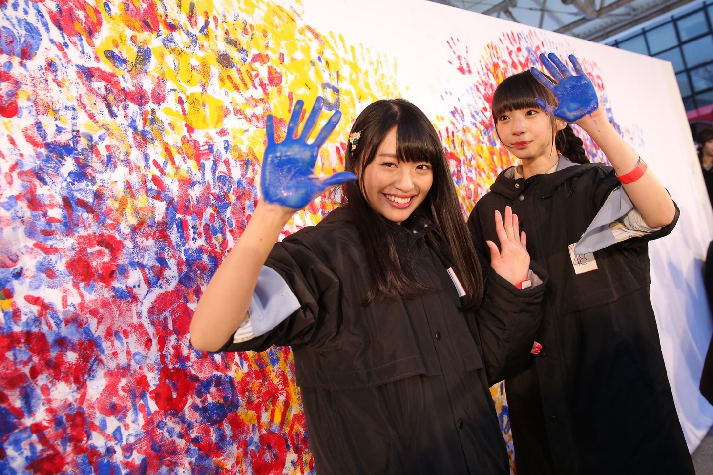 「1時間で押された最多手形ペイント」に挑戦したNGT48の北原里英（左）と荻野由佳（右）。(c)AKS