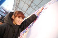 手形を押す西潟茉莉奈。 (c)AKS