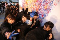 「1時間で押された最多手形ペイント」ギネス挑戦中の様子。 (c)AKS