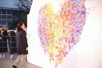 厳しい目で手形を1つひとつチェックする審査員。(c)AKS