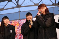 ギネス世界記録達成に歓喜の涙を流す西潟茉莉奈（右）。(c)AKS