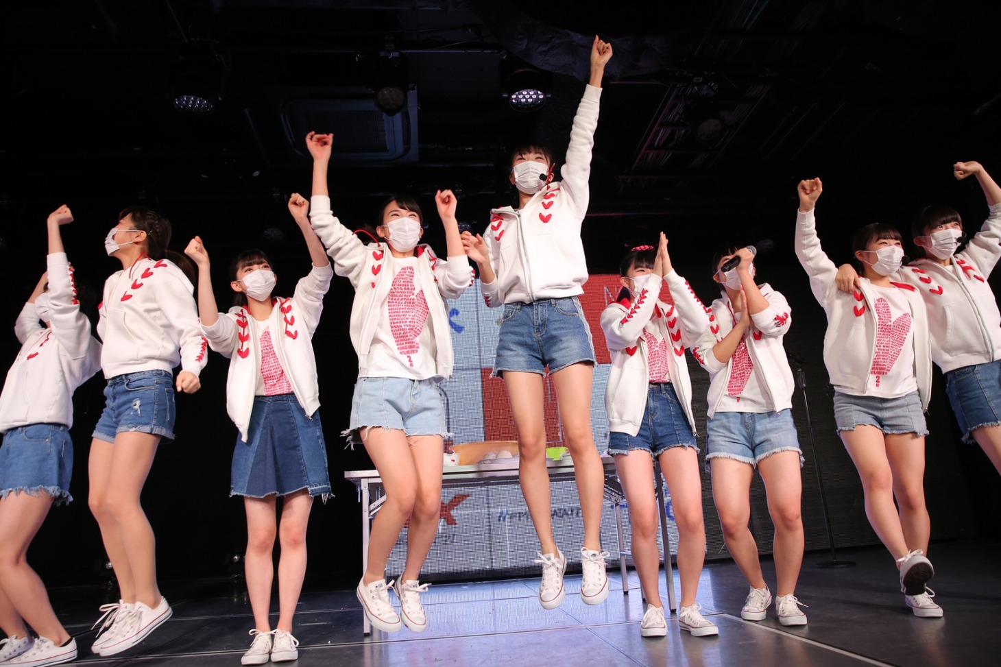 リベンジの末のギネス世界記録達成に歓喜するNGT48。(c)AKS