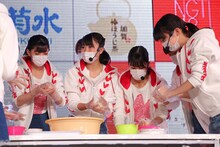 必死でおにぎりを握るNGT48。 (c)AKS