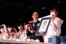 「100個のおにぎりを作る最速時間」でギネス世界記録に認定されたNGT48。(c)AKS