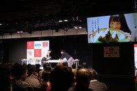 厳しい目でおにぎりを1つひとつチェックする審査員。(c)AKS