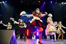 扇子を持って「キミが笑えば」を披露するまねきケチャ。