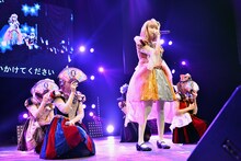 扇子を持って「キミが笑えば」を披露するまねきケチャ。