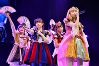 扇子を持って「キミが笑えば」を披露するまねきケチャ。