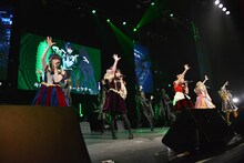 バックダンサーと共に「モンスターとケチャ」を披露するまねきケチャ。