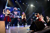 ペンライトを持って「一刀両断」を披露するまねきケチャ。