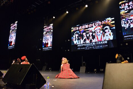 「日本武道館 de まねきケチャ」の開催をサプライズで知らされるまねきケチャメンバー。