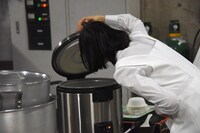 「炊きたてのお米の匂い好きー」と炊飯器に顔を突っ込む野本ゆめか。