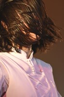 髪を振り乱してパフォーマンスする石野理子。