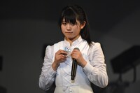 アイドルネッサンスの新ロゴで作られたキーホルダーを紹介する原田珠々華。