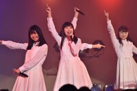 左から比嘉奈菜子、百岡古宵、新井乃亜。