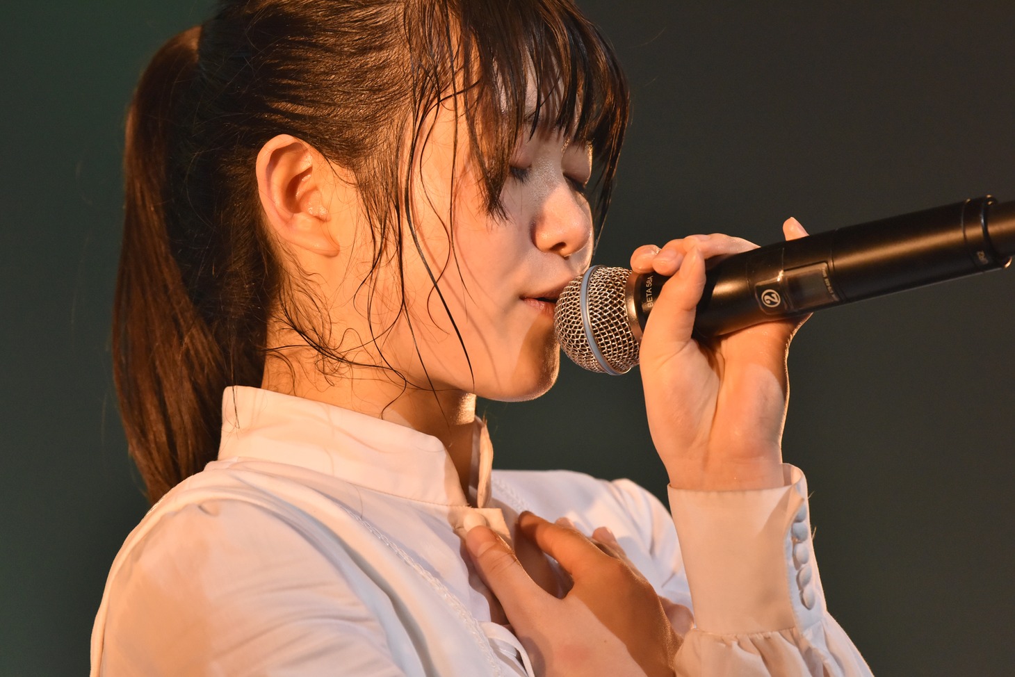 「前髪」冒頭の一節をアカペラで歌う原田珠々華。
