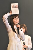 カバー曲の初披露日が記載されたアイドルネッサンス卓上カレンダーを紹介する百岡古宵。