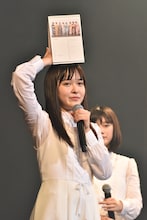 カバー曲の初披露日が記載されたアイドルネッサンス卓上カレンダーを紹介する百岡古宵。