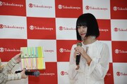 「アムール・デュ・ショコラ×Little Glee Monster限定ショコラBOX」をアピールするアサヒ。