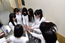 第3部開演直前、楽屋前で円陣を組むアイドルネッサンス。