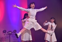 比嘉奈菜子の支えを借りて大きくジャンプする新井乃亜。