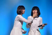 パフォーマンス中に石野理子（右）の顔で遊ぶ野本ゆめか（左）。