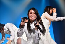 カメラに向かってダブルピースの宮本茉凜。