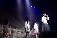 「前髪」冒頭の一節をアカペラで歌う原田珠々華。