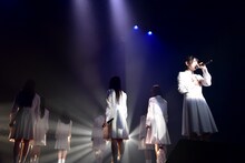 「前髪」冒頭の一節をアカペラで歌う原田珠々華。