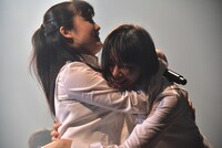 抱き合う新井乃亜（左）と野本ゆめか（右）。