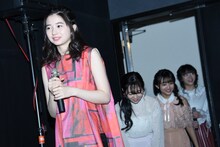 桜田ひより（手前）