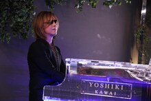 「ダウンタウンなう」でピアノ演奏を披露するYOSHIKI。(c)フジテレビ