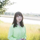花澤香菜が温かな日差しの中で歌い、少女たちを撮影する
