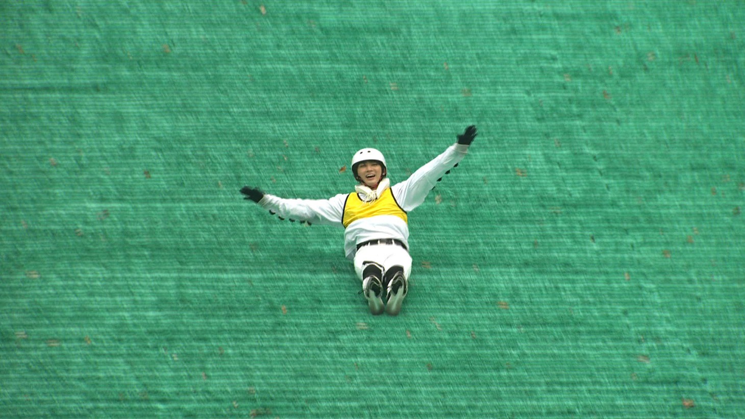 ラージヒルを笑顔で滑るユーキ（超特急）。(c)TBS