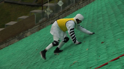 ラージヒルを駆け上がるユーキ（超特急）。(c)TBS