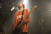 アマダシンスケ（B, Vo / FOMARE）（撮影：知衿）