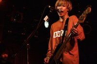 アマダシンスケ（B, Vo / FOMARE）（撮影：知衿）