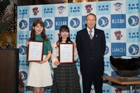 左から森咲樹、中島早貴、江上悦生新上五島町町長。