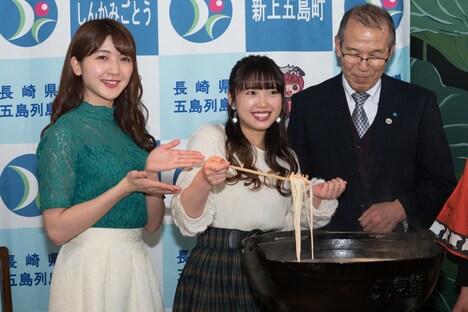 左から森咲樹、中島早貴、江上悦生新上五島町町長。