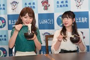 うどんのおいしさに驚く森咲樹（左）と中島早貴（右）。