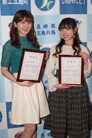 GOTO Satoumiアンバサダー委嘱状を受け取った森咲樹（左）と中島早貴（右）。